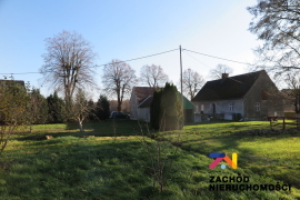 Dom z budynkami gospodarczymi- Karczówka